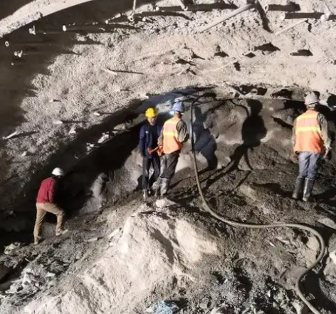 四子王拱顶带模注浆料的施工流程及注意事项